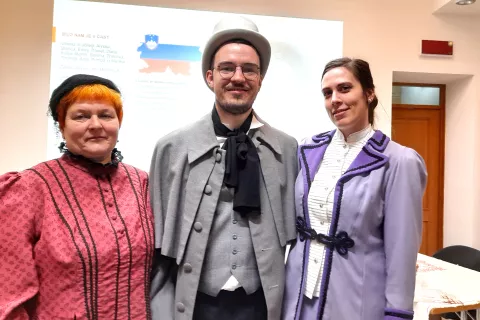 Učitelji Alenka in Primož Mirtič Dolenec in Anja Mitič na Prešernovi proslavi v Ukvah v Kanalski dolini / Foto: Jože Košnjek / Foto: 