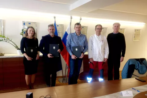 Od leve: direktorica Domplana Saša Krč, tržiški župan Peter Miklič, direktor podjetja Kovinar – gradnje ST Jernej Mrak, direktor ZD Tržič Iztok Tomazin in direktor podjetja Ingline plus, projektant Bojan Prešeren / Foto: 