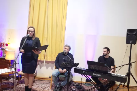 Literarni večer je povezovala Katarina Meglič (levo), Marko Kavčič in njegov sin Jure pa sta krstno predstavila pesem Darko sanja o medalji, ki poje o olimpijskih sanjah Podbrežana Darka Đurića. / Foto: Jože Košnjek / Foto: 