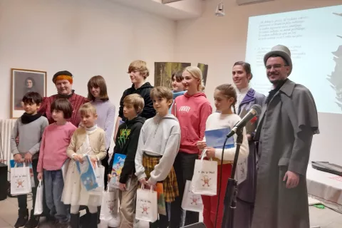 Za učence, ki obiskujejo tečaj slovenščine v Slovenskem kulturnem središču Planika, je bil to prvi javni nastop. Na fotografiji so skupaj s svojimi učitelji. / Foto: Jože Košnjek / Foto: 