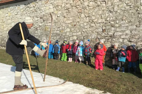 Otroci so si z zanimanjem od blizu ogledali staro smučarsko opremo, tudi lesene smuči, stare več kot sedemdeset let. / Foto: Vilma Stanovnik / Foto: 