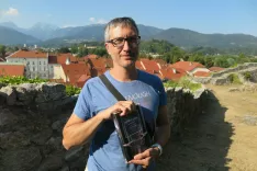 Samo Trtnik s svojim knjižnim prvencem NePovezani / Foto: Jasna Paladin