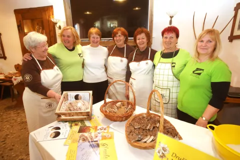Mojstrice peke Podbreške potice in mojstrice Društva kmetic Mislinjske doline si želijo še več tovrstnih prenosov znanj in veščin. / Foto: Gorazd Kavčič / Foto: 