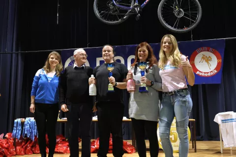 Naj pohodnika leta 2023 Martina Učakar in Tomislav Majnarić s šenčurskim županom Cirilom Kozjekom. / Foto: arhiv ŠD Bam.Bi / Foto: 