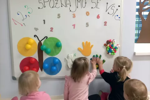 V Iniciativi staršev otrok v zasebnih vrtcih nasprotujejo predlogom za ukinitev sofinanciranja programov zasebnih vrtcev. Fotografija je simbolična. / Foto: arhiv vrtca (arhiv Gorenjskega glasa) / Foto: 