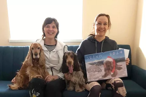 Izkupiček od prodaje koledarjev je Nika Weiffenbach (levo) v družbi svojih kokeršpanjelov že izročila pasji psihoterapevtki Petri Gjureč. / Foto: 