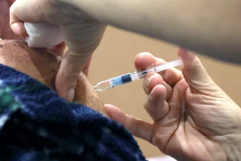 S cepljenjem proti pnevmokoknim okužbam preprečimo težko potekajoče pljučnice in zaplete pri njih. / Foto: Gorazd Kavčič, arhiv Gorenjskega glasa / Foto: 