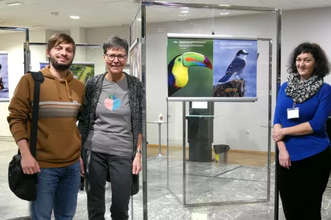 Z odprtja razstave Glasniki: varstveni ornitolog in predavatelj Tilen Basle iz Doppsa, organizatorka razstave Petra Puhar iz MKK in njena sodelavka Nina Svetelj, vodja oddelka za marketing in prireditve / Foto: 