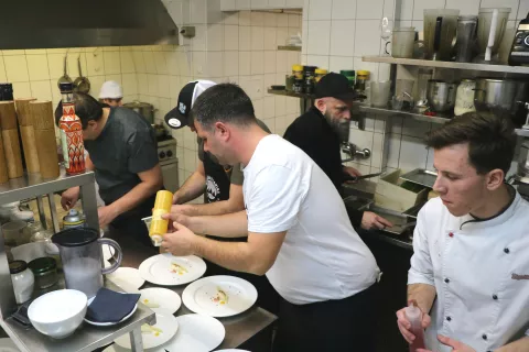 V kuhinji je bilo živahno, saj je pri uvodni večerji sodelovala večina kuharskih mojstrov, sodelujočih na Okusih Škofjeloškega. / Foto: Alenka Brun / Foto: 