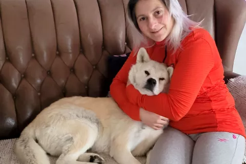 Psička Mila v varnem objemu lastnice Valentine Josifovski / Foto: osebni arhiv / Foto: 