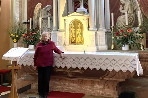 Največ čipk Matilde Thaler so všili v prt za glavni oltar, ki je velik več kot štiri metre. / Foto: osebi arhiv / Foto: 