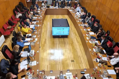 Seje mestnega sveta v Kranju so doslej snemali le zvočno. / Foto: Simon Šubic / Foto: 