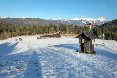 Smučišče Zatrnik bo začelo obratovati takoj, ko bo dovolj naravnega snega. / Foto: Tina Dokl / Foto: 