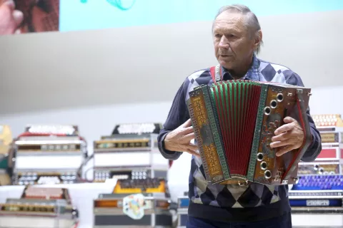 Na prireditvi se vsako leto predstavijo številni harmonikarji iz domačih in okoliških krajev, med je bil letos tudi Alojz Ličar s Posavca. / Foto: Gorazd Kavčič / Foto: 