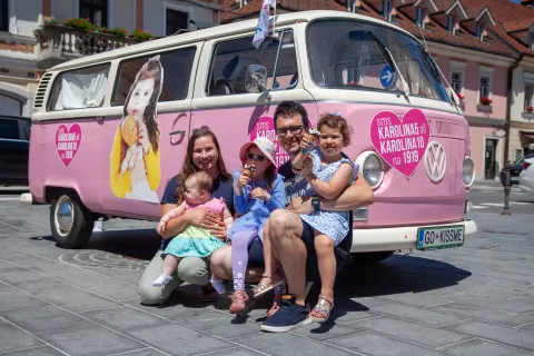 Star&scaron;a Sabina in Borut s hčerkami Lucijo, Karolino in Tinkaro / Foto: Ale&scaron; Senožetnik