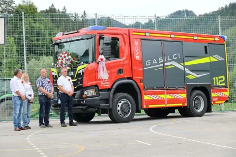 Gasilci v &Scaron;martnem so bogatej&scaron;i za novo gasilsko vozilo. / Foto: Občina Kamnik