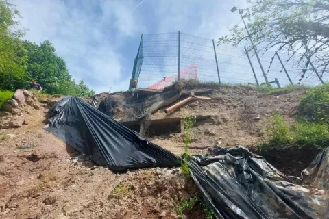 Na Sovodnju poteka sanacija obsežnega plazu pod &scaron;olskim igri&scaron;čem. / Foto: arhiv občine