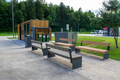 Ob novih javnih sanitarijah so na voljo tudi naslonjala za kolesa, pitnik in klopi. / Foto: JZ Turizem Bled, Petra Pekovec