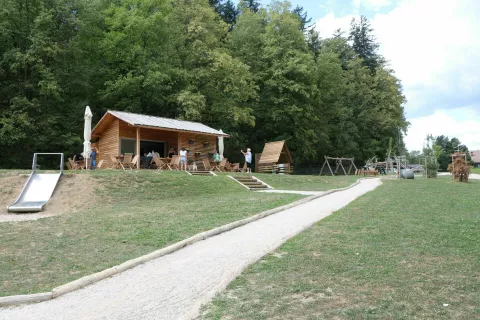 Park Bor v Preddvoru ob jezeru Črnava je izjemno obiskana turistična točka. / Foto: Alenka Brun