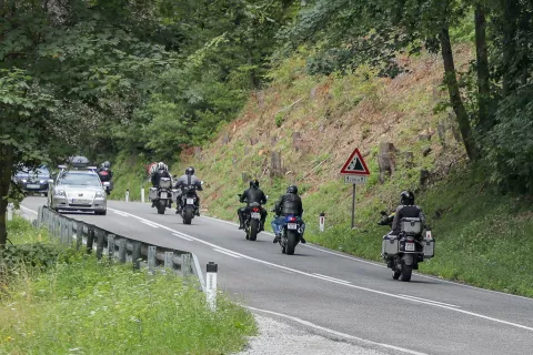 motoristi motor na cesti v smeri Bohinja / Foto: Tina Dokl