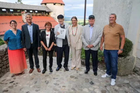 90 let Janez Ravnik pedagog organizator razstav predstavitev Monografije o akademskem slikarju in odprtje razstave na Blejskem gradu na fotografiji z leve Andreja Završnik oblikovalka, Vid Lenard avtor strokonega dela, Lidija Pavlovčič avtorica biografije, Janez Ravnik, Ejti Štih slikarka, Bojan Ravnik sin in Miran Ravnik sin / Foto: Tina Dokl