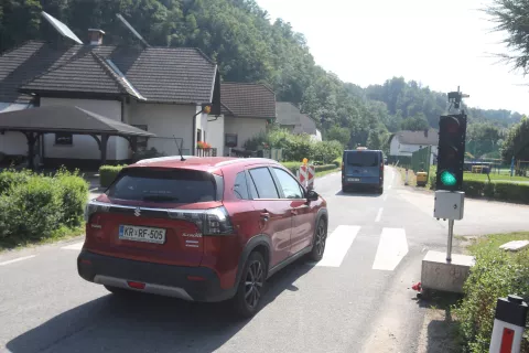 Vodi so v regionalno cesto že vgrajeni, asfaltirana pa je bila minuli konec tedna, zato popolne zapore cest niso več predvidene. / Foto: Gorazd Kavčič