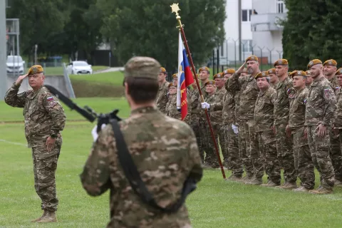 dan logistična brigada vojašnica kranj postroj enota podelitev prizanja / Foto: Gorazd Kavčič