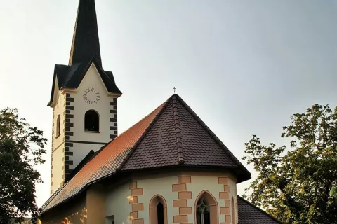 Cerkev na Okroglem je po obnovi zasijala v vsej svoji lepoti. / Foto: Damijan Janežič