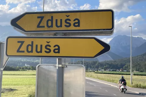 vaš razgled 24 056vas tabla prometni znak Zduša / Foto: Gorazd Kavčič