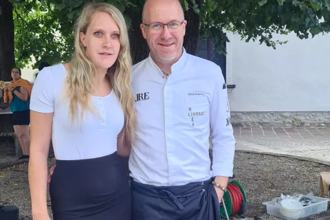 Avtorica knjige Vesna Kropf in kuharski mojster Uroš Štefelin na sobotni predstavitvi knjige ter noža in deske na Linhartovem trgu v Radovljici / Foto: Marjana Ahačič / Foto: 