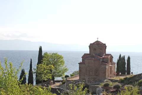 Ikonični ohridski pogled na cerkvico svetega Janeza v Kaneu, na robu mesta Ohrid. Posvečena je avtorju Razodetja, zgrajena je bila v 14. stoletju. / Foto: Olga Vončina / Foto: 