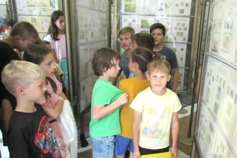 Tevž Beričič pred svojim filatelističnim eksponatom S kijem po žogici / Foto: Srečko Beričič / Foto: 