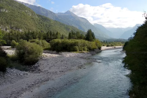 Soča in hribi nad Bovcem – pogled z mostu pri Žagi / Foto: 