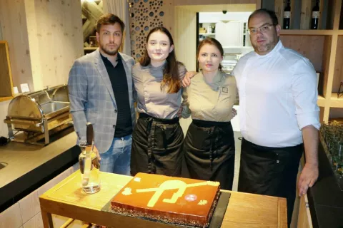 Lahko bi jim rekli kar botri ponovnega rojstva bohinjske torte: Jure Repanšek, Katarina Hribar, Laura Pivač ter Anže Skvarč / Foto: Alenka Brun / Foto: 
