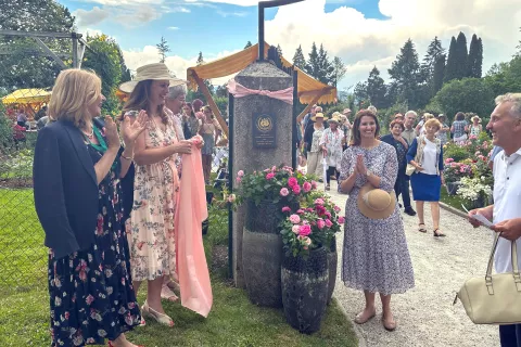 Plošča v spomin na prejeto priznanje za vrtno odličnost je pritrjena na portal pred Zgornjim rozarijem. / Foto: Maša Likosar / Foto: 