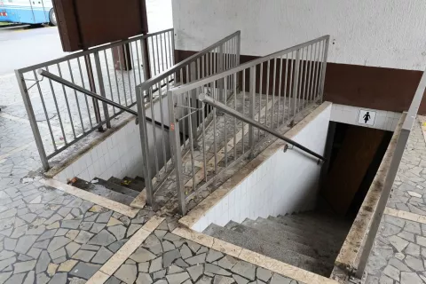 Zanemarjeno zaprto javno stranišče na radovljiški avtobusni postaji bodo zdaj vendarle prenovili. / Foto: Gorazd Kavčič / Foto: 