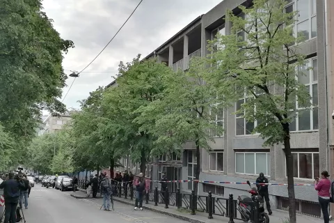 Pogled na Osnovno šolo Vladimirja Ribnikarja v Beogradu, na dan velike tragedije, 3. maja 2023 / Foto: Wikipedija / Foto: 
