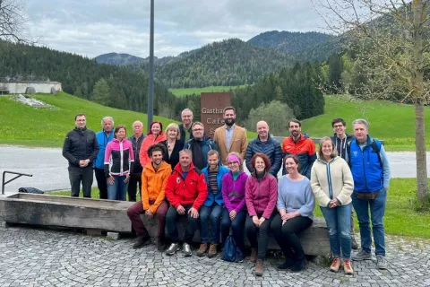 Del članov delovne skupine iz Mojstrane, ki so bili na predstavitvi kandidature (Henrika Zupan, Matjaž Podlipnik, Barbara Voga, Gregor Berce, Uroš Kopavnik in Jernej Legat), skupaj s koordinatorji mreže Gorniške vasi / Foto: arhiv organizatorja / Foto: 