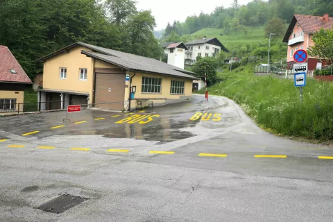 Na obračališču za avtobuse je parkiranje prepovedano. / Foto: Tina Dokl / Foto: 