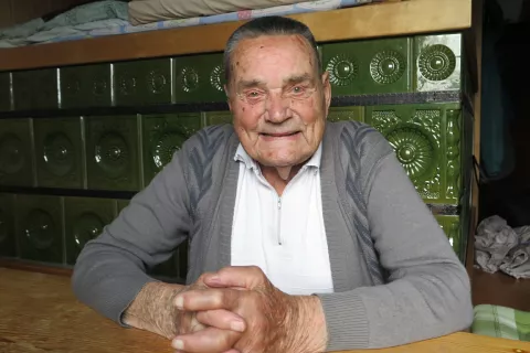 Nekdanji škofjeloški poštar Jurij Maček, ki je upokojenec že več kot petdeset let, je prejšnji teden zdrav in nasmejan pričakal stoti rojstni dan. / Foto: Vilma Stanovnik / Foto: 