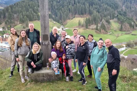 Namesto v knjižnici so uro slovenščine pretekli ponedeljek pripravili kar na pohodu na Žirk. / Foto: Mateja Rant / Foto: 