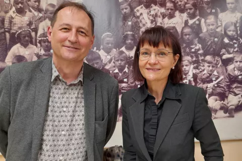 Cvetka Lipuš z bratom Gabrijelom, pevcem in urednikom, v lepenski šoli, kjer je bil nekaj let njun dom / Foto: Jože Košnjek / Foto: 