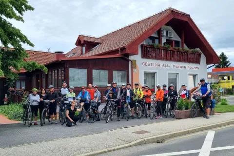 Naša skupina pred Gostiščem Ajda v Cankovi / Foto: Grega Flajnik / Foto: 