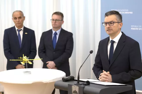 Minister za obrambo Marjan Šarec: »Letala za gašenje požarov bodo omogočila, da ne bomo prepuščeni na milost in nemilost drugim državam.« / Foto: MO/Bruno Toič / Foto: 