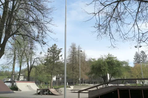 Za del športnega parka v nekdanji vojašnici so uredili razsvetljavo. / Foto: Vilma Stanovnik / Foto: 