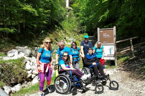 Akcija letos prinaša kar 19 pohodov po poteh, dostopnih tudi za planince na invalidskih vozičkih in pohodnike, ki pri hoji potrebujejo pomoč. / Foto: inPlaninec / Foto: 