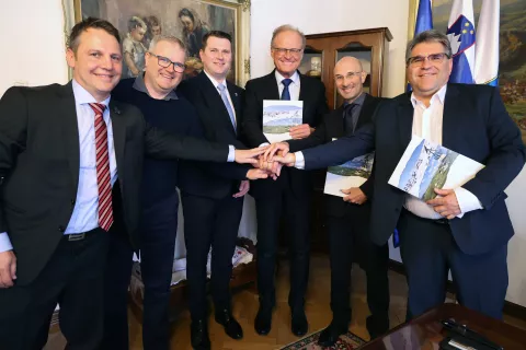 Po podpisu pogodbe za izgradnjo nove šestsedežnice na Veliki planini / Foto: arhiv družbe Velika planina / Foto: 