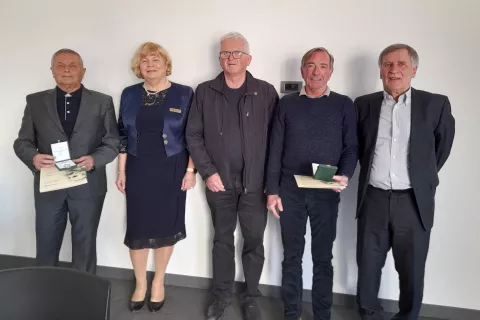 Prejemnika zlatega znaka Maistrovega združenja mag. Janez Tavčar (prvi z leve) in dr. Iztok Purič (drugi z desne) v družbi predsednice in generalnega tajnika Zveze društev generala Maistra mag. Lučke Lazarev Šerbec in Rudija Pfajfarja ter predsednika kranjskega društva Romana Nahtigala. / Foto: Jože Košnjek / Foto: 