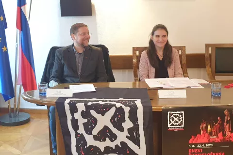 Koordinatorica Dnevov Škofjeloškega pasijona Ema Nunar iz javnega zavoda 973 in koordinator mednarodne vpetosti Škofjeloškega pasijona Jože Štukl iz Loškega muzeja / Foto: Klara Mrak / Foto: 