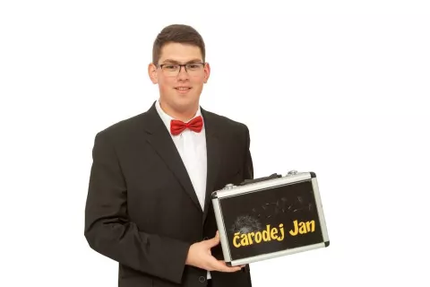 Jan Mežan v vlogi Čarodeja Jana s takimi in drugačnimi triki navdušuje otroke. / Foto: osebni arhiv Jana Mežana / Foto: 